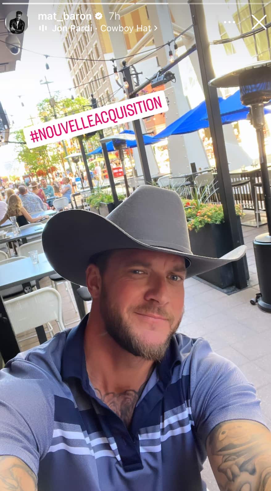 En voyage en Alberta, Mathieu Baron pose avec sa mère | 7 Jours