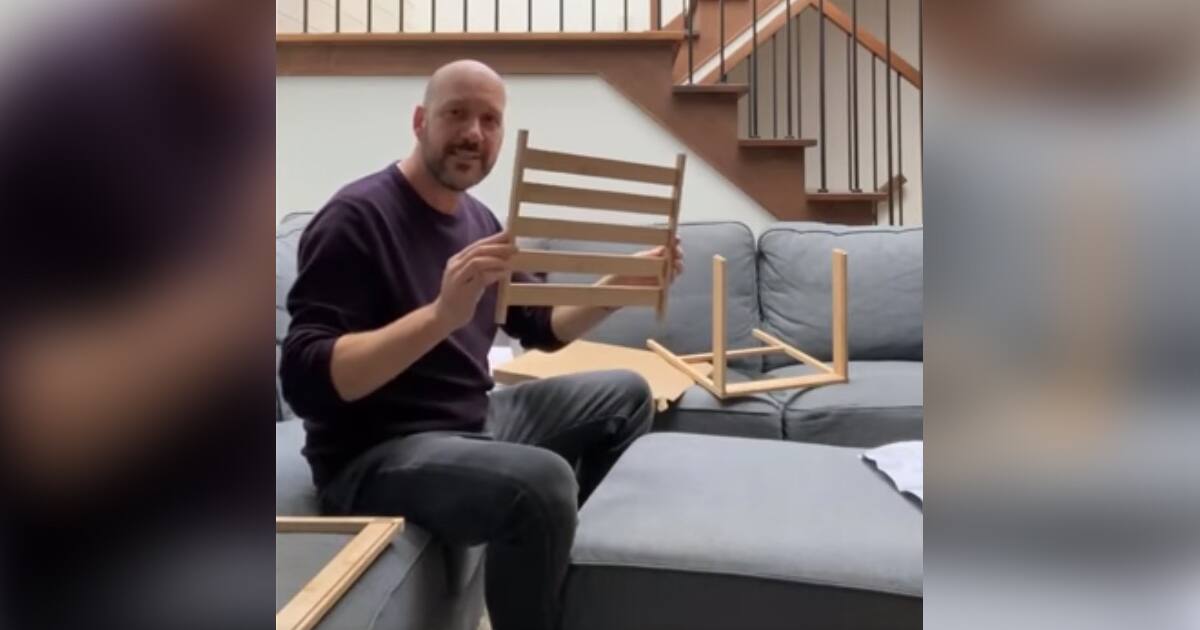 Martin Matte a de la misère à assembler un meuble