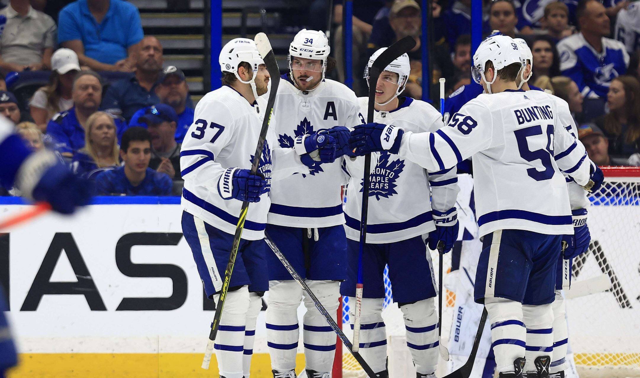 Matthews &eacute;gale le record de Vaive avec un tour du chapeau!