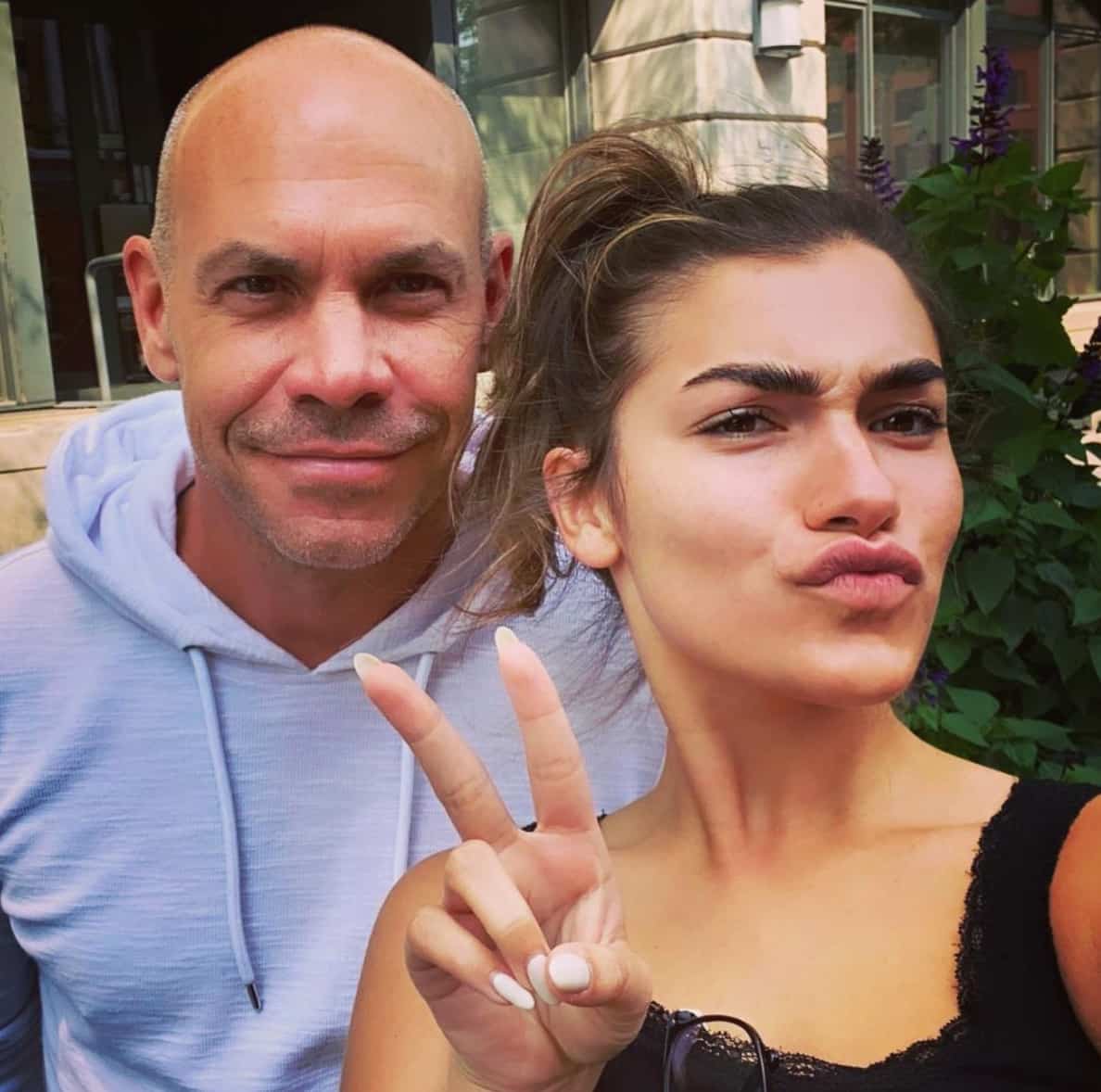 Il pose nu pour passer un message à sa fille