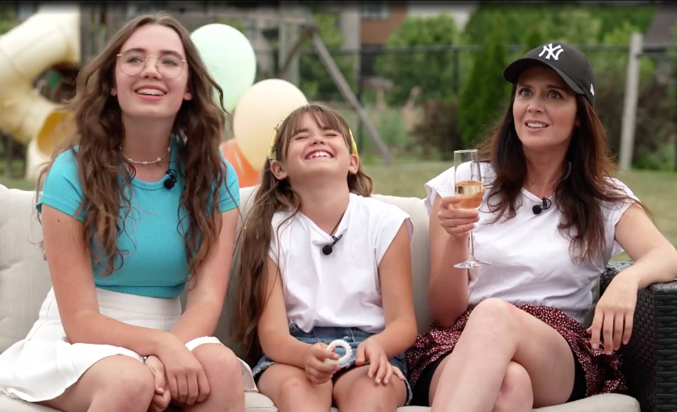 Ses deux filles lui font toute une surprise 