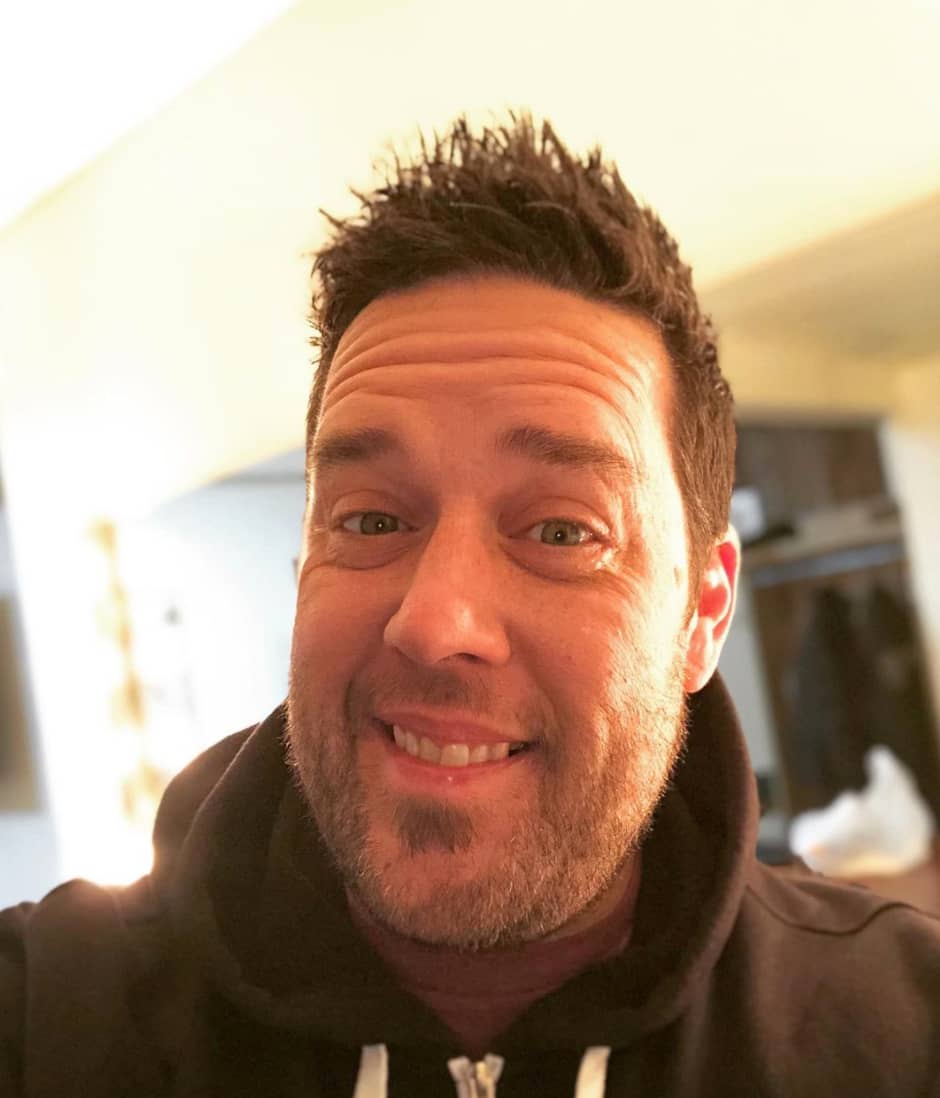 Il aide à sauver la vie d’un fan en détresse