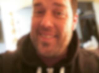 Il aide à sauver la vie d’un fan en détresse