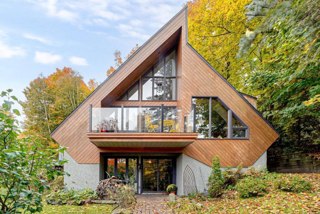 Une maison à la forme unique à vendre pour 698K$