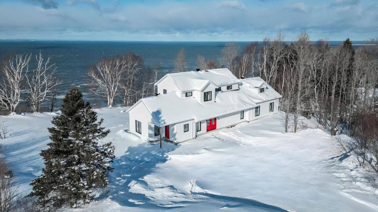 Cette maison face au fleuve à vendre pour 1.4M$
