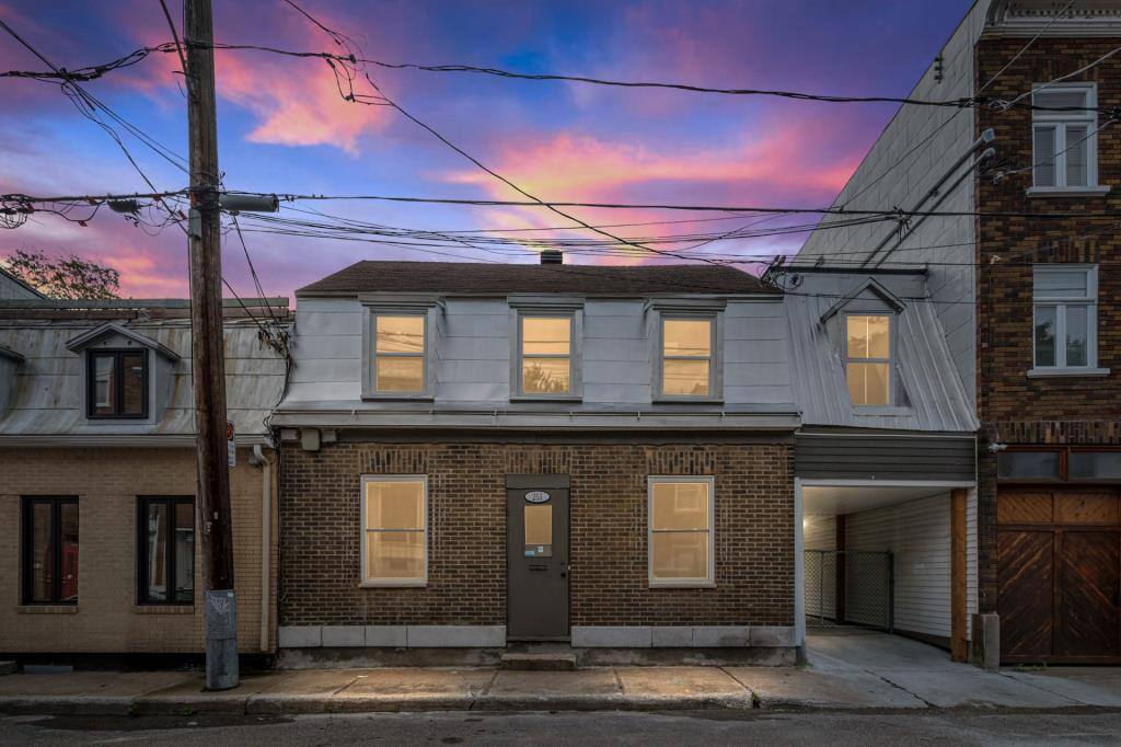 Un duplex centenaire rénové à 399 900$