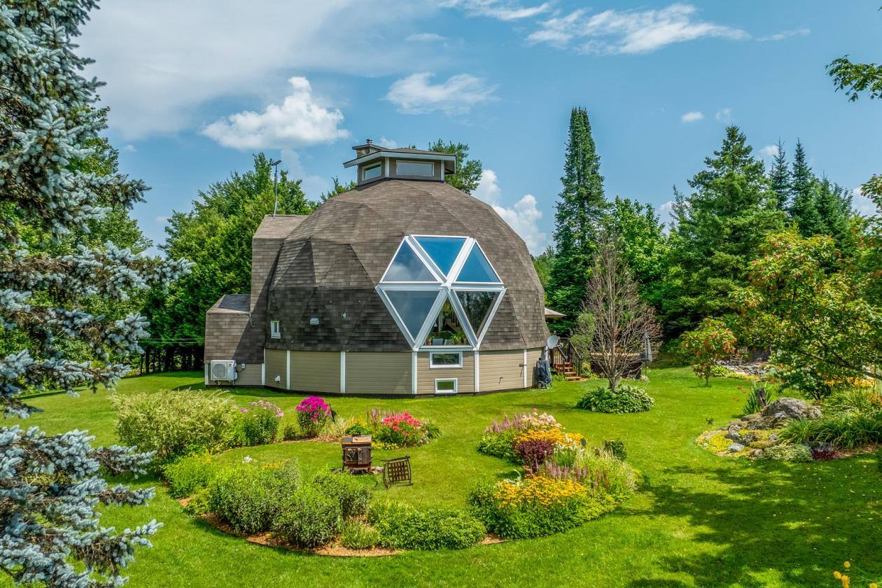 Une maison en forme de dôme à vendre pour 549 000$