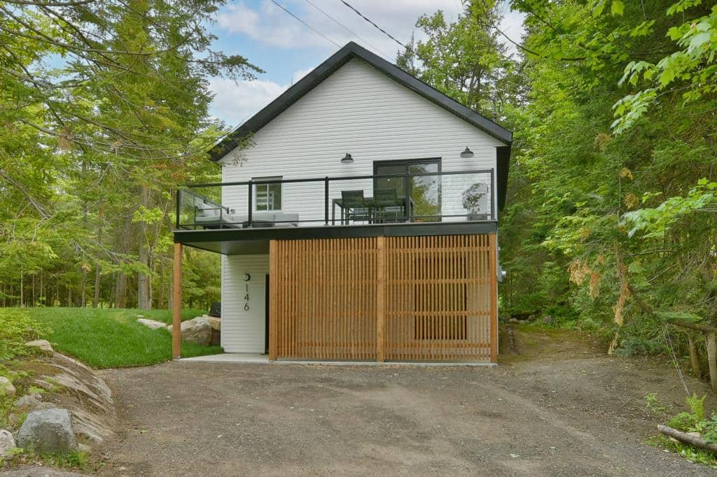 Une maison d’inspiration scandinave sur le bord de l'eau à Saint