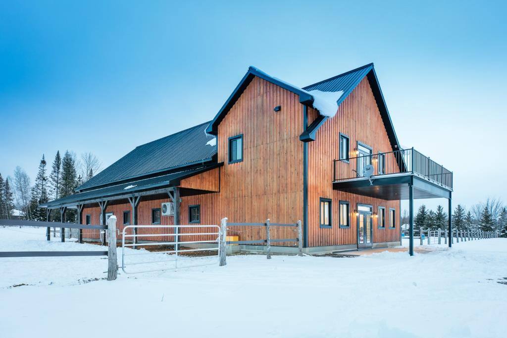 Une maison avec une écurie à 2 499 000$