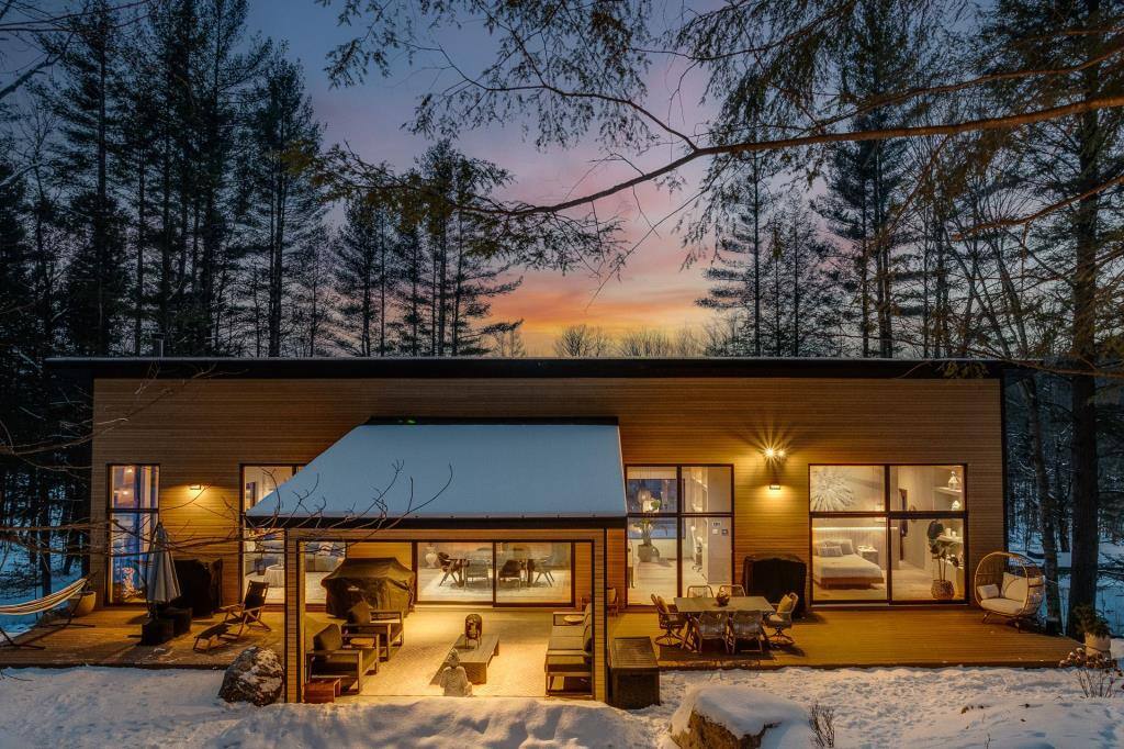 Une incroyable maison digne d’une villa balinaise, à vendre à Bromont