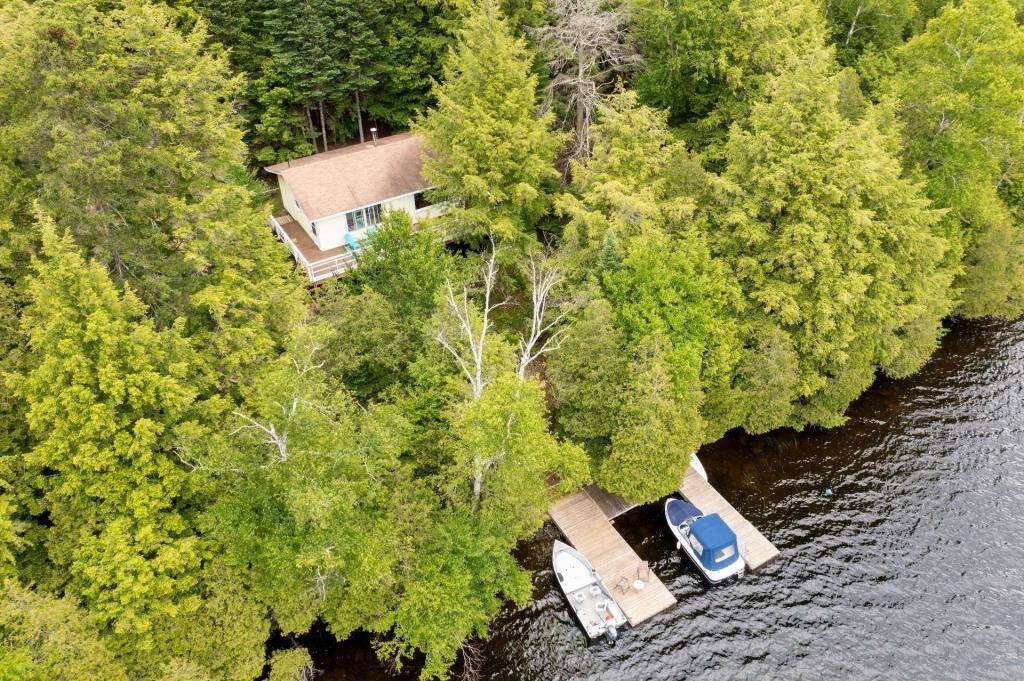 Un joli chalet accessible par bateau seulement, à vendre pour 550 000