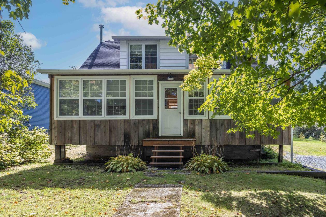 LacBrome propriété au revêtement de pruche, rénovée JDM