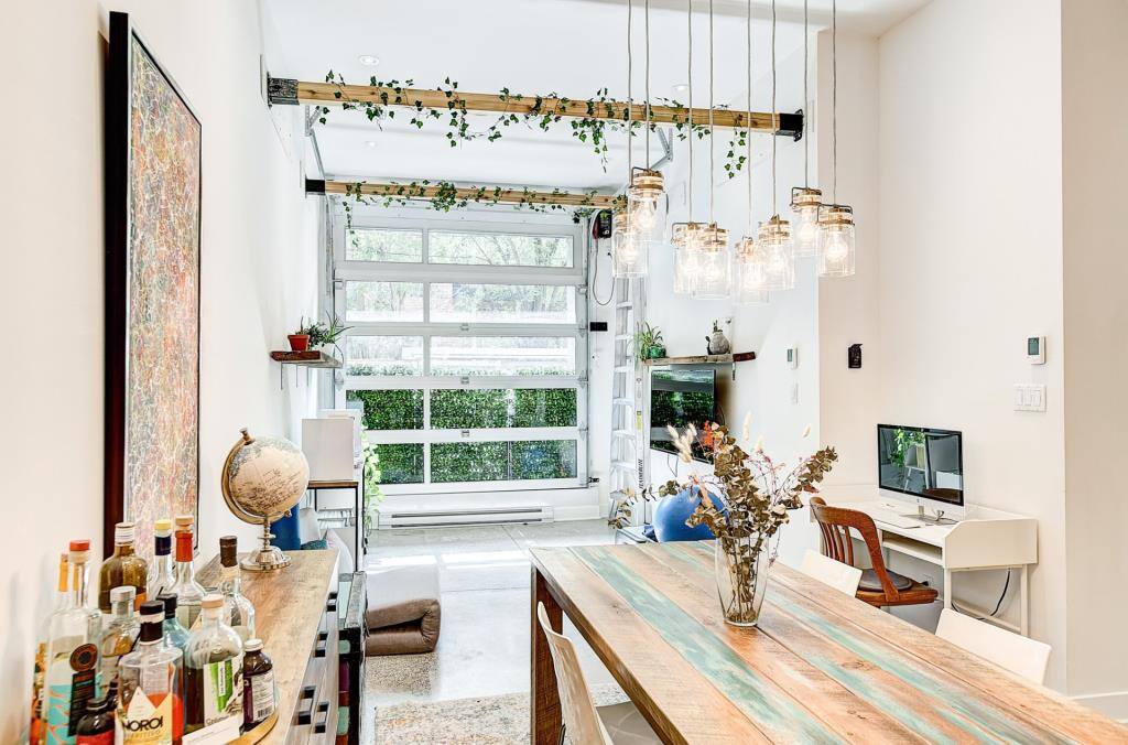 Un condo avec une porte de garage pour 739 000$ 