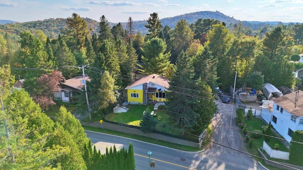 Une jolie maison jaune à vendre pour 320 000$