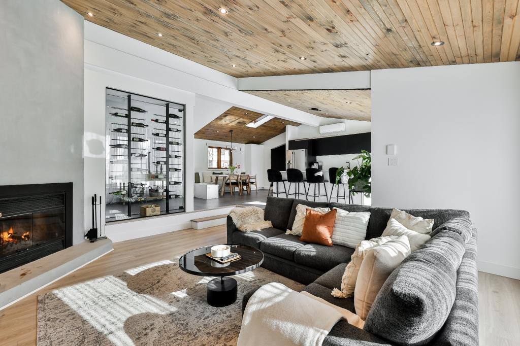 Une maison de plain-pied rénovée à 769 900$ 