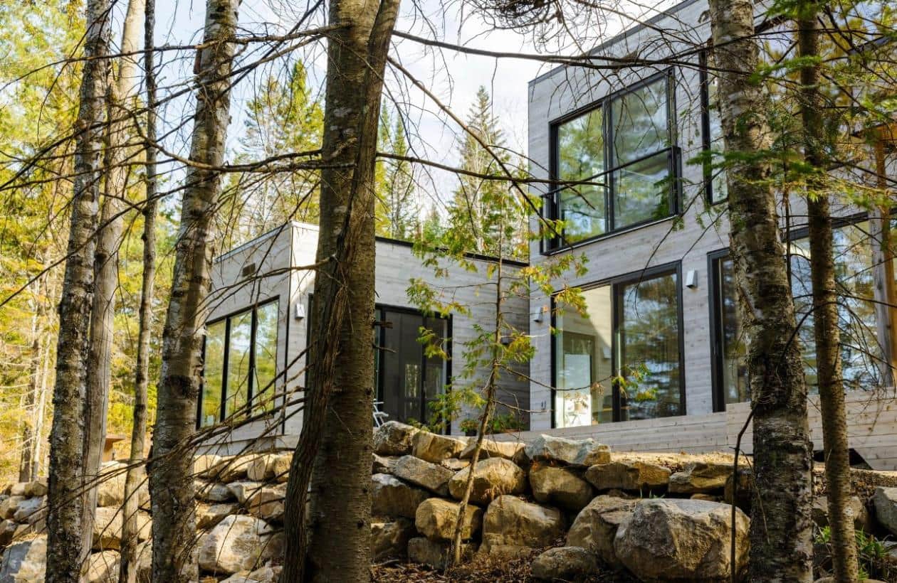 Une maison scandinave au bord de l’eau à 995 000$ 