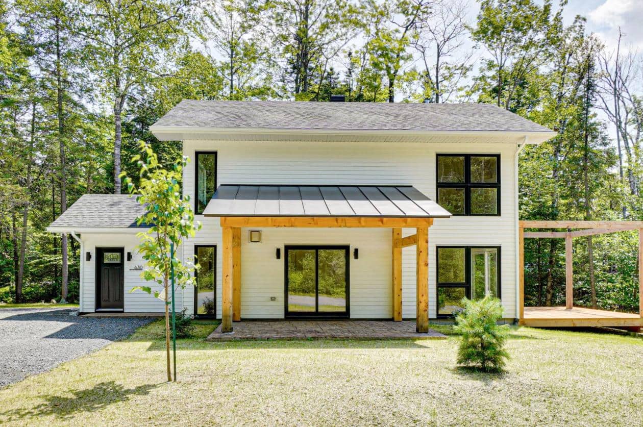 Une maison neuve avec une grande terrasse, à vendre à SainteAdèle pour