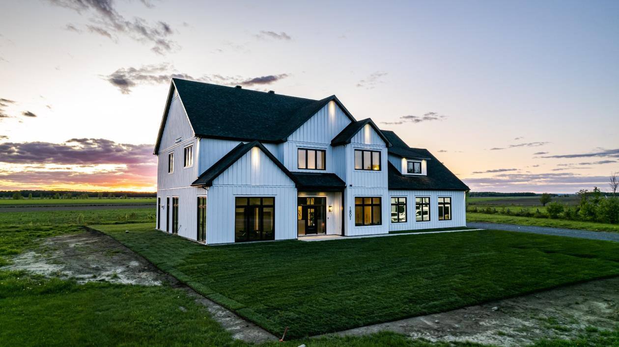 Maison avec vue renversante sur les champs à 2.2M