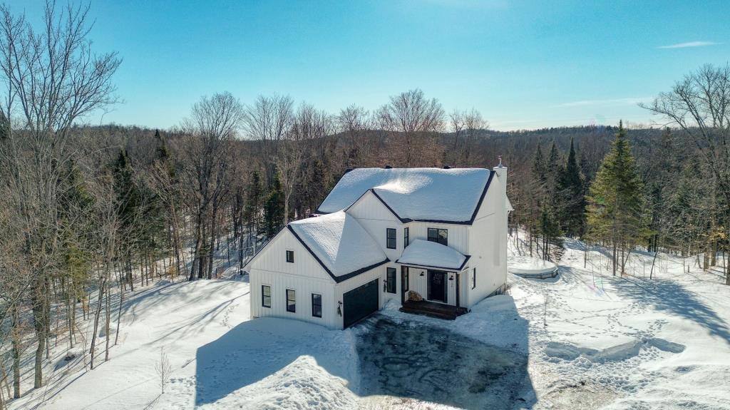 Une maison blanche farmhouse à vendre pour 949K$
