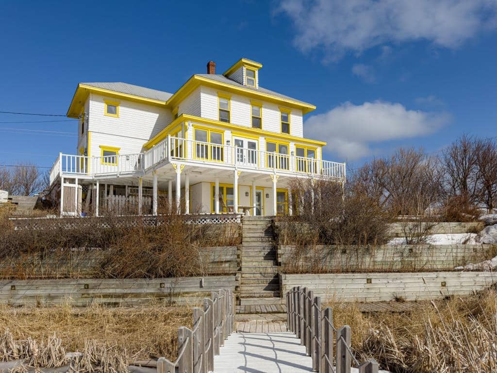 Une maison de plage rustique à vendre pour 985k$
