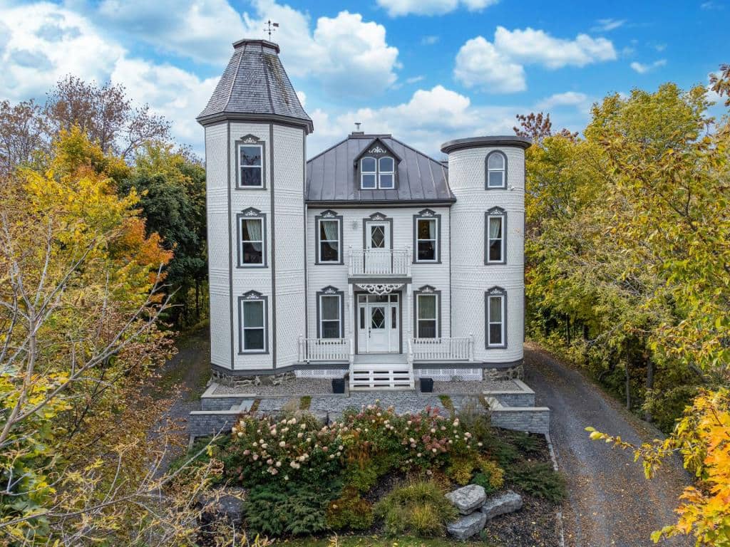Un ÉNORME château à vendre pour 735 000$ 