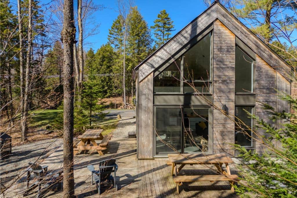 Un chalet avec accès au lac à vendre pour 699 000$