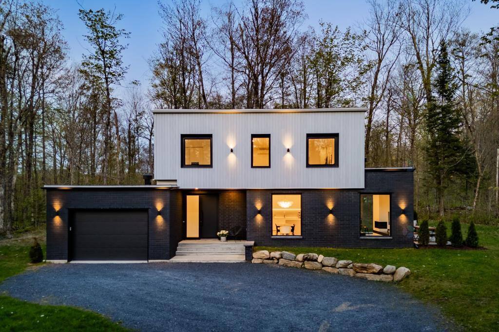Une maison minimaliste à vendre pour 1 068 000$