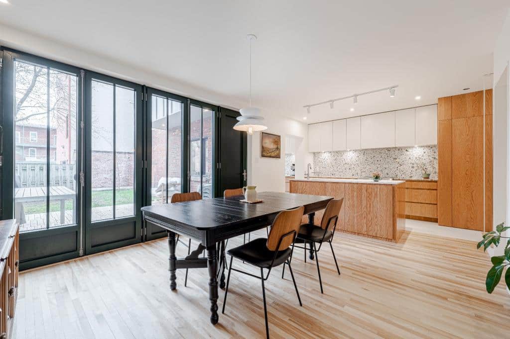 Un duplex transformé avec une cour pour 1,28M$ 