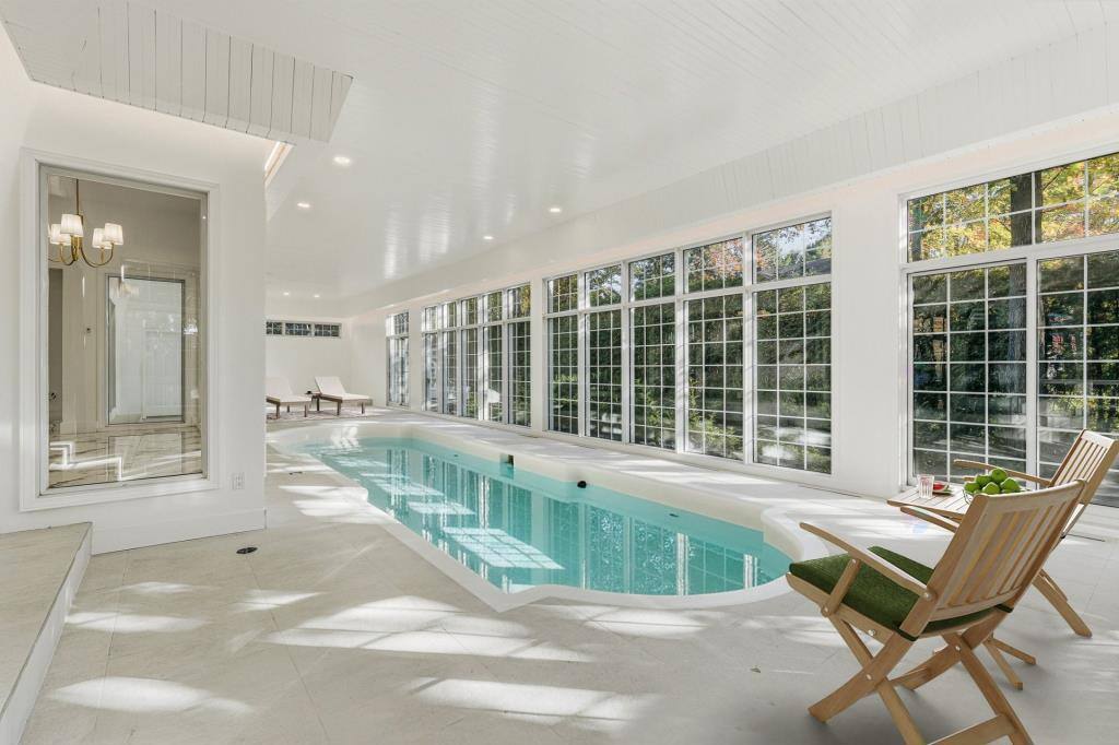 Une grande maison avec piscine intérieure à vendre