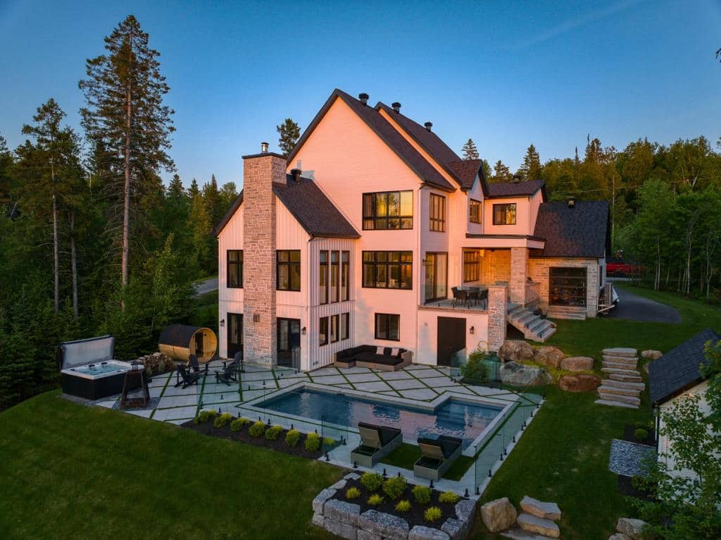 Une énorme farmhouse moderne à vendre pour 2.9M$