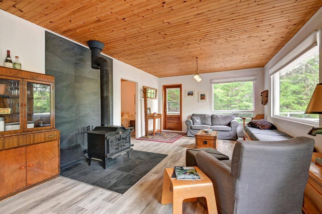 Un joli chalet accessible par bateau seulement, à vendre pour 550 000