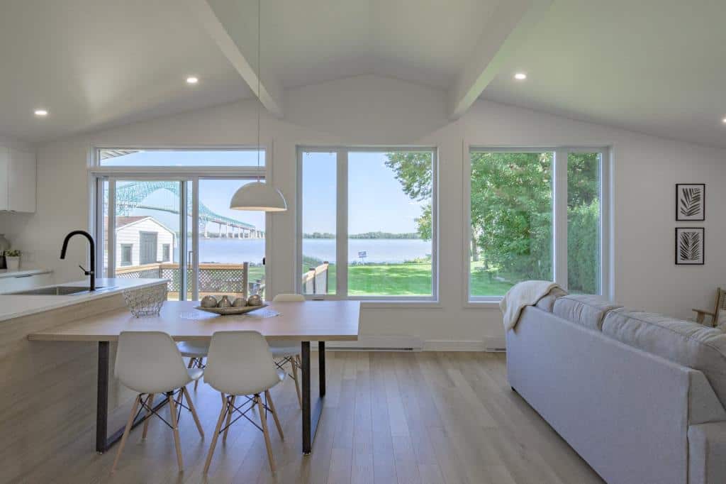 Une maison au bord du fleuve à vendre pour 499K