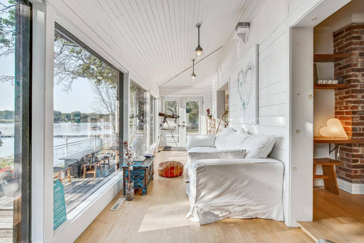 Une maison au bord de l’eau avec vue époustouflante sur le fleuve à