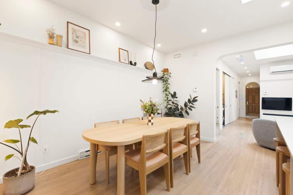 Une maison de type «shoebox» à vendre pour 825K$