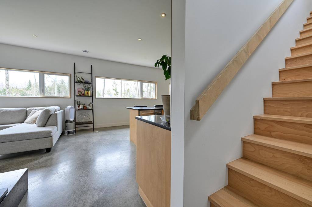 Une maison scandinave sur un immense terrain à vendre à SaintJoachim