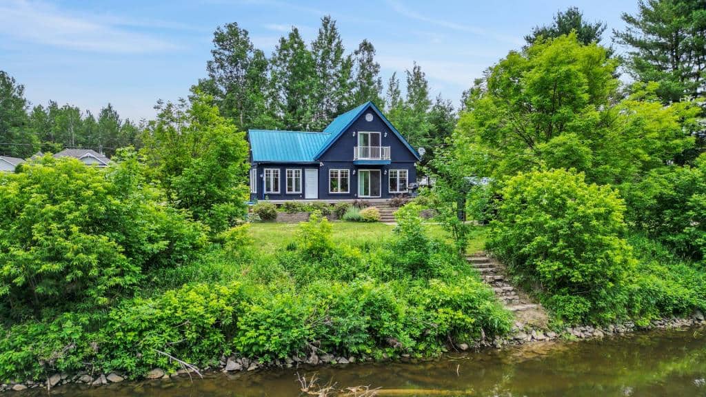 Une maison en bord de rivière à vendre pour 438K $