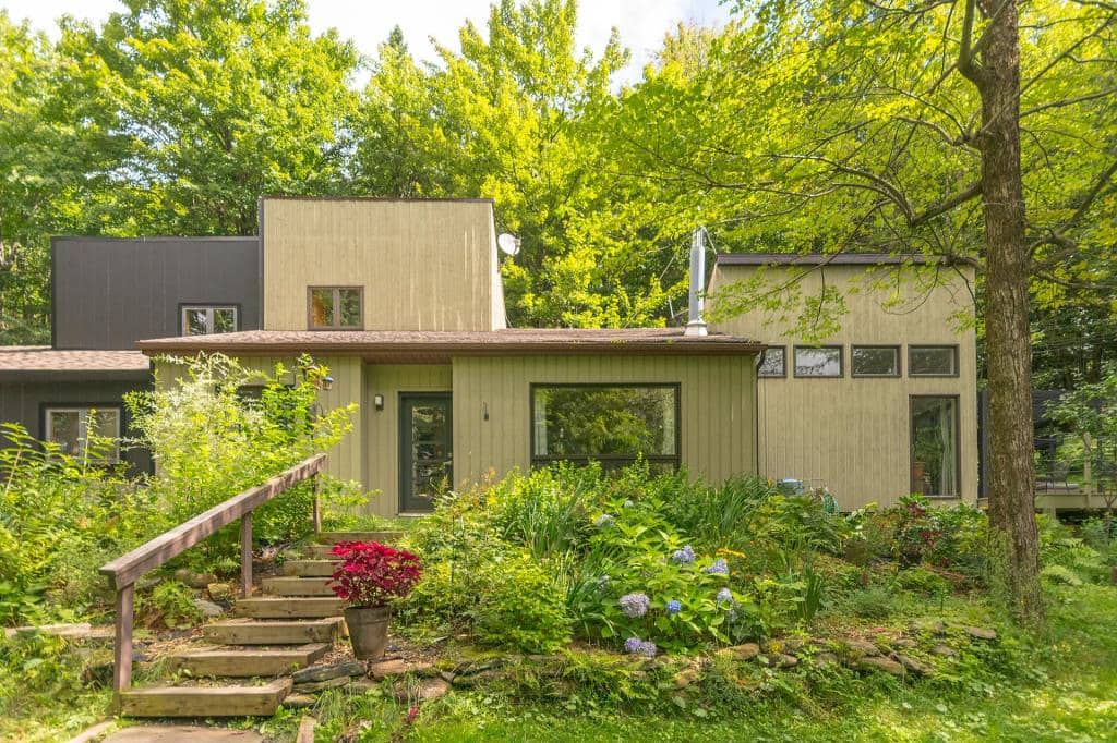 Une maison en forêt à Sutton pour 629 000$ 