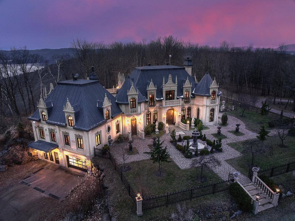 Un spectaculaire château à vendre à Hatley