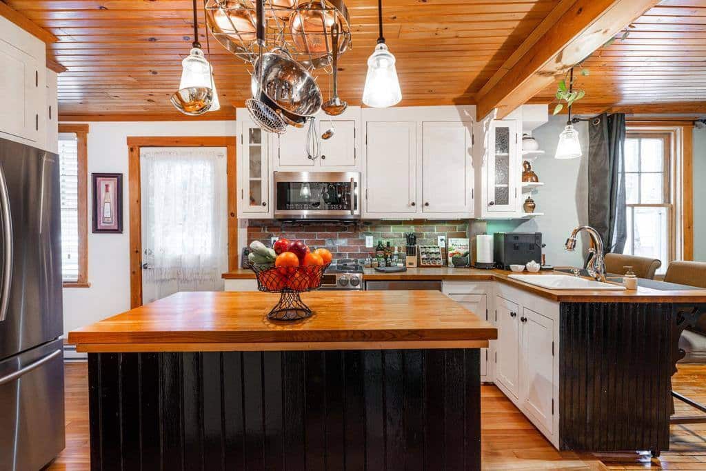 Une maison de style rustique en vente à 469 000$