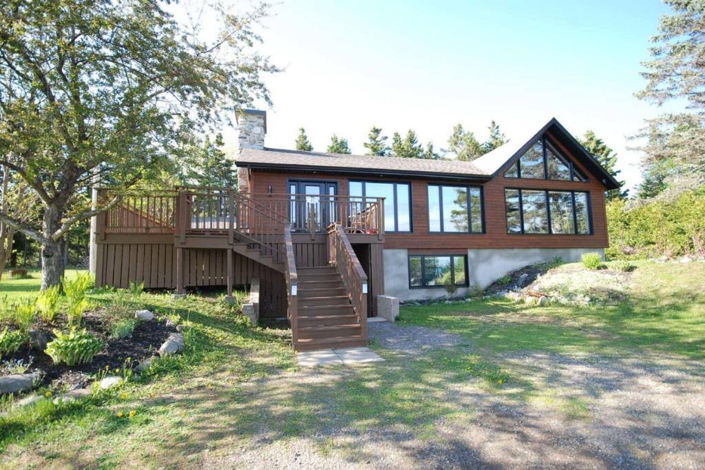 Une maison lumineuse sur le bord de la mer, à vendre à PortDaniel en