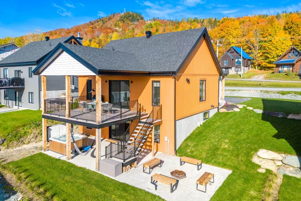 Un chalet scandinave au pied d’une montagne à la déco WOW, à vendre