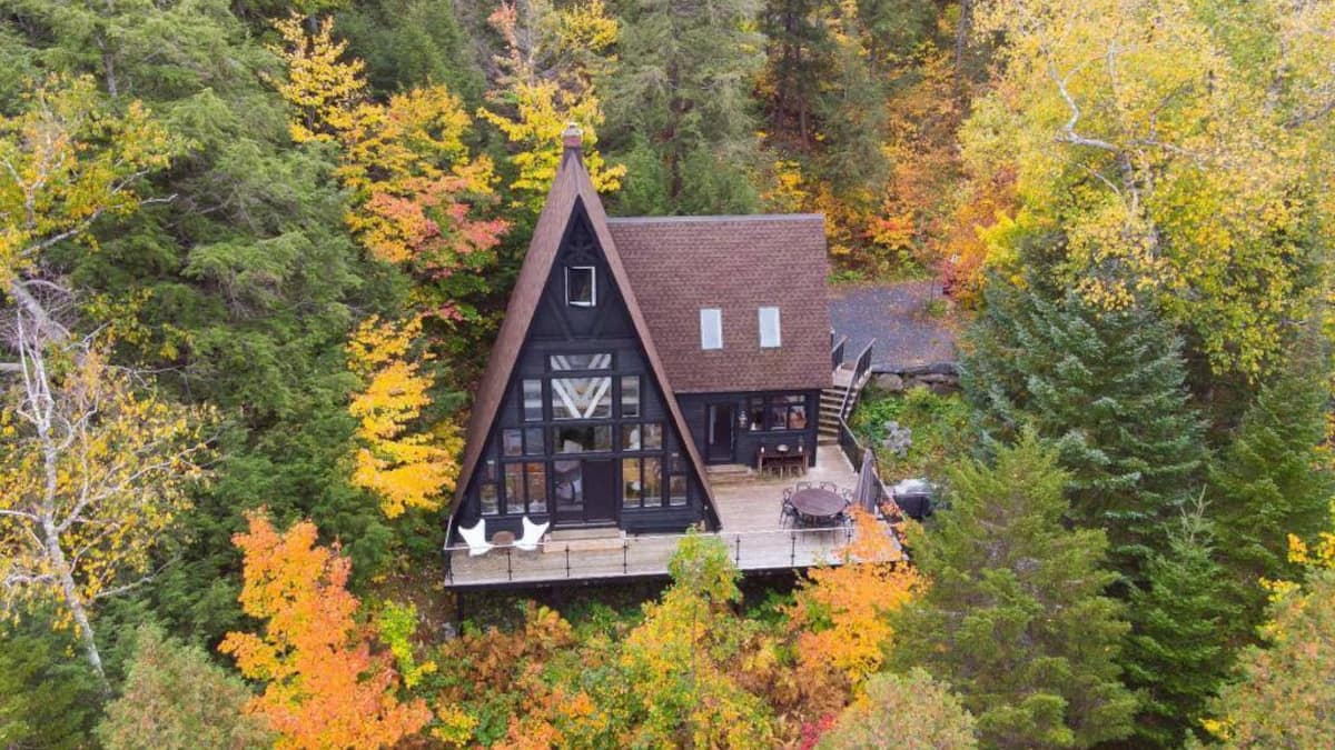 Un magnifique chalet en «A» 3 saisons à vendre pour 960 000 au lac Brompton, à Orford 24 heures Un magnifique chalet en «A» 3 saisons à vendre pour 960 000 au lac Brompton, à Orford 24 heures