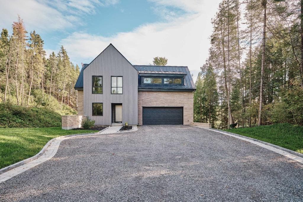 Une maison d'architecte au bord de l'eau à 2,3M$