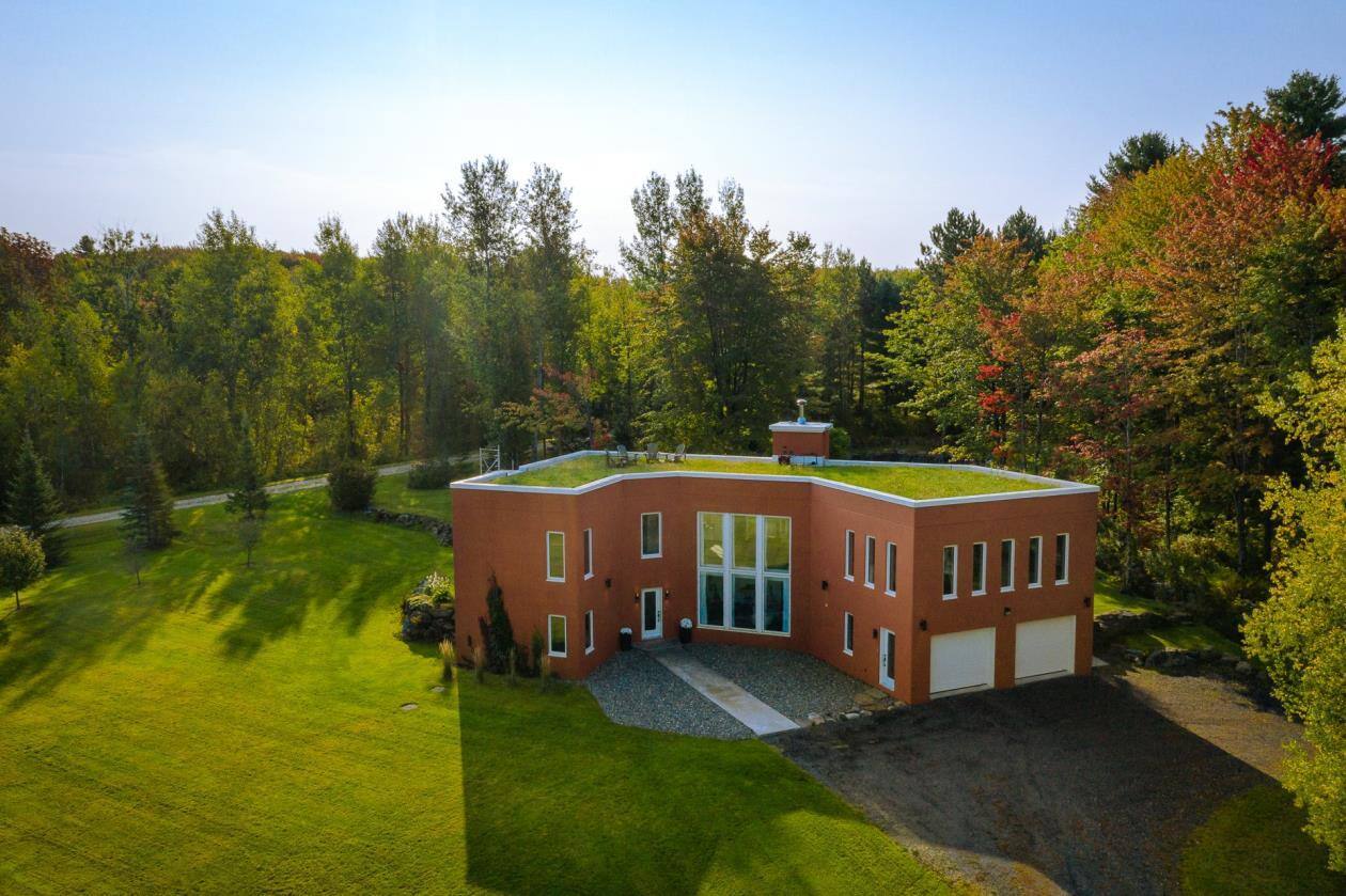 Une maison avec toit végétal à vendre à Shefford