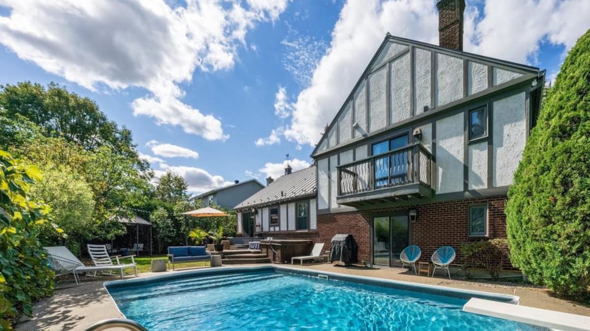 Une maison au style Tudor rénovée avec piscine creusée, à vendre à Candiac pour 1 038 000 24 Une maison au style Tudor rénovée avec piscine creusée, à vendre à Candiac pour 1 038 000 24