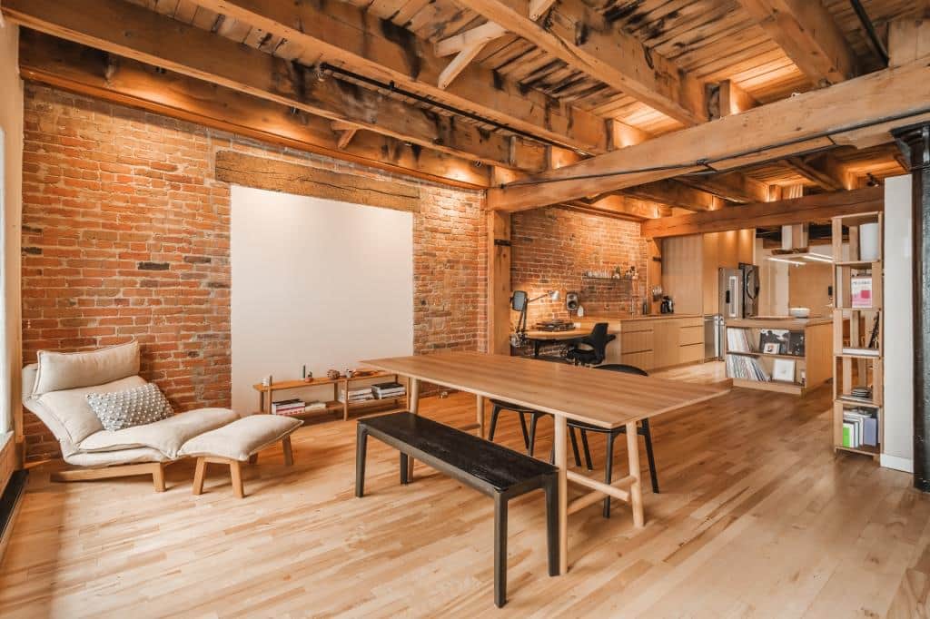 Un loft historique rénové à vendre pour 748 000$