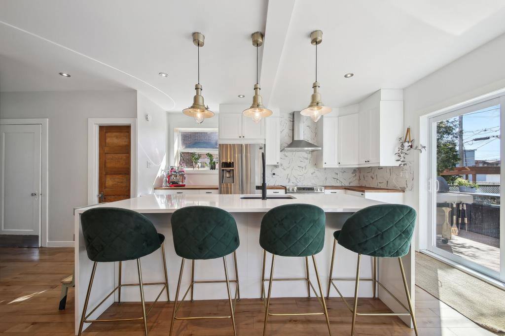 Une maison de 1939 rénovée à vendre pour 1.1M$