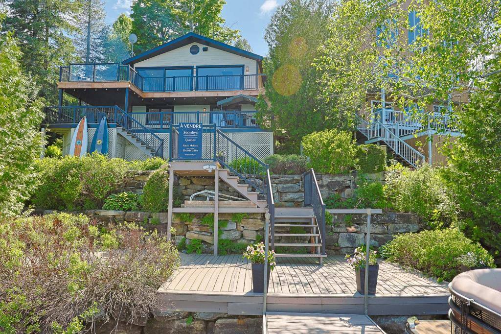 Une maison alliant luxe et nature au bord du Lac Français à vendre pour 1 199 000 à Sainte