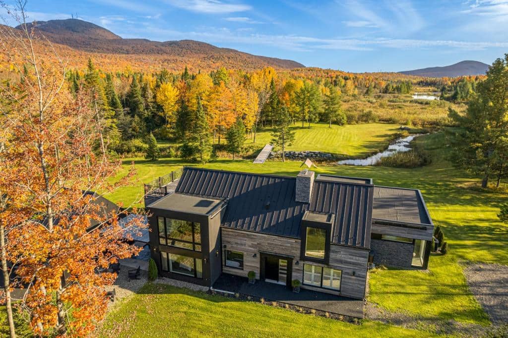 Une maison avec une cour digne d’un spa à 3,8M$