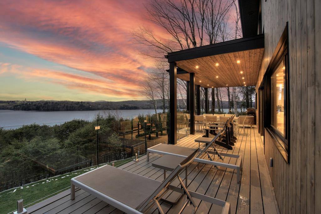 Une incroyable maison entièrement rénovée sur le bord d’un lac de Magog